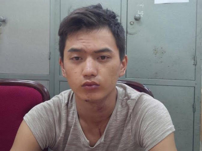 Tối cùng ngày, Tấn điều khiển xe đến phố Nguyễn Chánh (Yên Hòa, Cầu Giấy) khi đi lòng vòng để tìm nơi tiêu thụ phụ tùng xe. Phát hiện chiếc ô tô Inova có đặc điểm trùng khớp với thông báo truy tìm tang vật của Công an tỉnh Tuyên Quang, tổ công tác Đội Cảnh sát hình sự Công an quận Cầu Giấy đang làm nhiệm vụ tuần tra kiểm soát trên đường đã yêu cầu kiểm tra, đưa Tấn và chiếc xe về trụ sở làm việc. Ảnh: CAND.