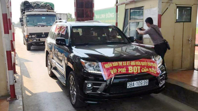 Nhiều ô tô treo băng rôn, khẩu hiệu: “Nhân dân thị xã Kỳ Anh không đi đường BOT tại sao phải trả phí?”. Ảnh: Tuổi Trẻ.