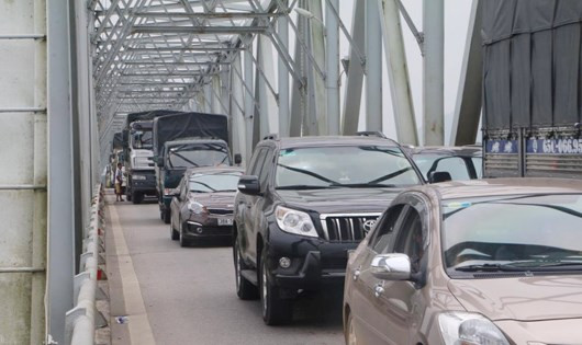 Phương tiện ôtô và xe máy "rồng rắn", di chuyển chậm qua cầu phản đối việc thu phí qua cầu vì không sử dụng đường BOT. Ảnh: Pháp luật Plus.