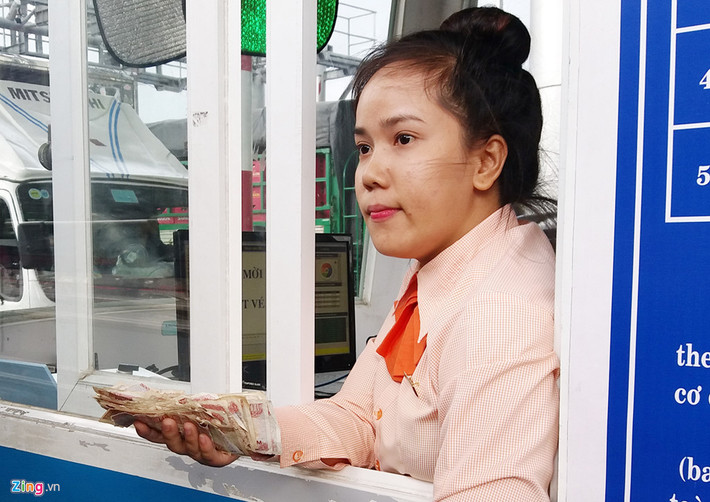 Trong lúc tài xế đếm tiền, nữ nhân viên kiên nhẫn chờ đợi. Ảnh: Zing.