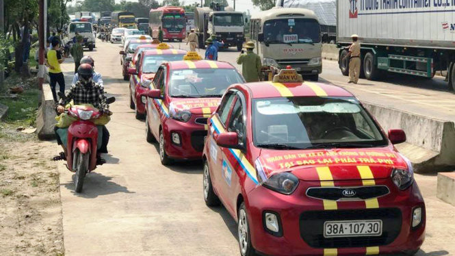 Hàng xe nối dài qua trạm thu phí cầu Rác (thuộc xã Cẩm Trung, huyện Cẩm Xuyên, Hà Tĩnh) để phản đối việc miễn phí cho huyện Cẩm Xuyên, Kỳ Anh mà không miễn phí cho thị xã Kỳ Anh hồi tháng 5 vừa qua. Ảnh: Tuổi Trẻ.
