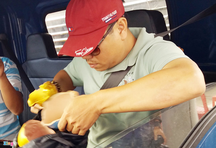Thậm chí, để kéo dài thời gian qua trạm, tài xế xe tải còn đập heo đất, tỉ mỉ kiểm đếm từng tờ bạc lẻ mệnh giá 200 đồng, 500 đồng và chậm rãi đưa cho nhân viên thu phí BOT Cai Lậy. Ảnh: Zing.