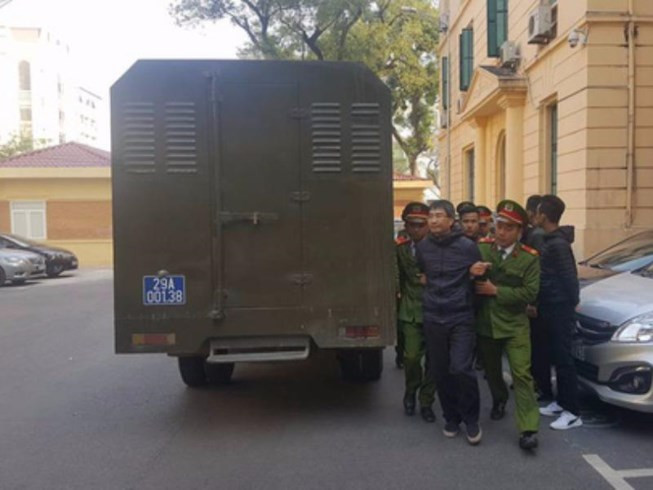 Sau đó, vào ngày 16/2, TAND TP Hà Nội đã mở phiên xét xử sơ thẩm vụ đại án tham nhũng của Giang Kim Đạt và đồng phạm. Ảnh: Pháp luật TP HCM.