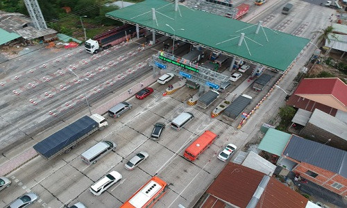 Sau 15 ngày thu phí, vấp phải những phản ứng dữ dội từ các tài xế, trạm thu phí BOT Cai Lậy (tỉnh Tiền Giang) đã phải nhiều lần xả trạm theo giờ và cuối cùng là xả trạm 24/24 h ngày 15/8. Ảnh: NLĐ.