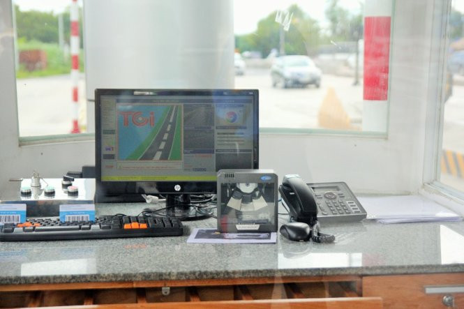 Các nhân viên đã rời khỏi các buồng thu phí. Ông Trần Văn Bon - giám đốc Sở Giao thông vận tải Tiền Giang cho hay: "Bộ Giao thông vận tải sẽ có buổi làm việc tại Hà Nội về các vấn đề liên quan đến trạm thu phí này vào ngày 16/8". Ảnh: Mậu Trường/ Tuổi Trẻ.