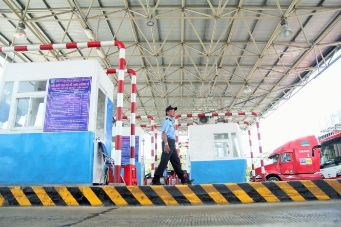 Chủ đầu tư dự án BOT tuyến tránh thị xã Cai Lậy cho biết trạm thu giá dịch vụ đường bộ Cai Lậy đã tạm ngưng thu phí 24/24 ngày 15/8 để chờ hướng xử lý tiếp theo của Bộ GTVT. Hiện ở trạm chỉ có vài bảo vệ làm công việc hướng dẫn xe qua trạm. Ảnh: Mậu Trường/ Tuổi Trẻ.