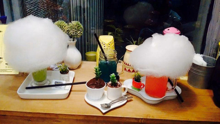 Các loại nước uống truyền thống như cà phê, trà, soda... được kết hợp cùng lớp kẹo bông trắng muốt, bồng bềnh khiến giới trẻ không khỏi thích thú. Bạn hãy nhâm nhi lớp kẹo bông ngọt lim, tan ngay trong miệng sau đó thưởng thức đồ uống phía dưới.