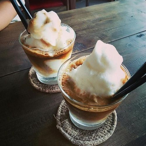 Cà phê nước cốt dừa được cải biên từ cà phê sữa truyền thống. Món đồ uống có vị ngon, béo được rất nhiều bạn trẻ yêu thích.