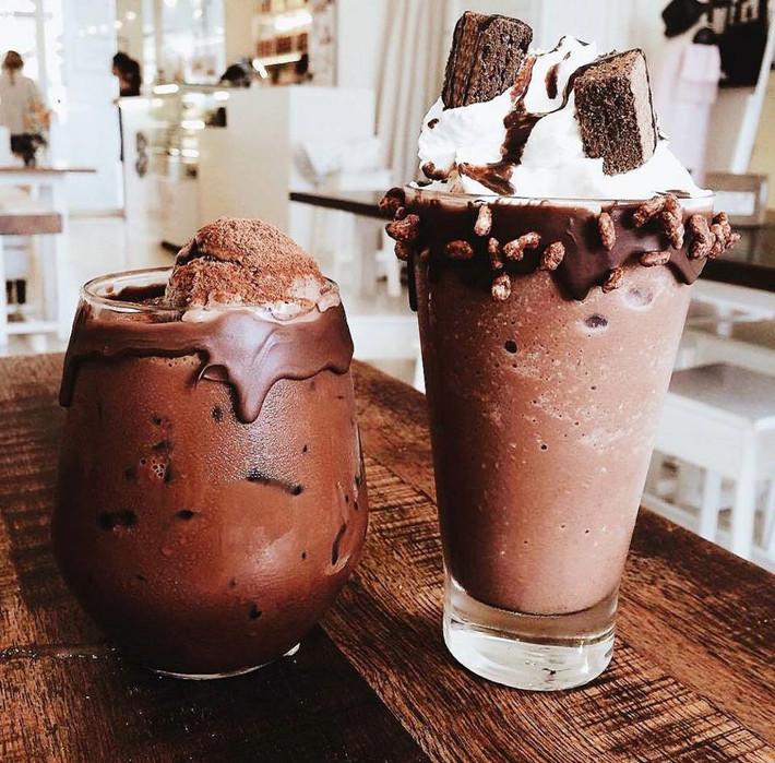 Choco volcano là sự kết hợp ngọt ngào giữa trà sữa/chocolate và kem. Loại đồ uống thu hút giới trẻ bằng sự đẹp mắt, mới lạ và hấp dẫn.