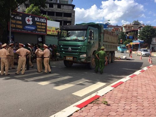 Khoảng 13h20 ngày 8/8, tại ngã tư Xuân Mai (huyện Chương Mỹ, Hà Nội), xảy ra vụ tai nạn nghiêm trọng giữa xe ô tô tải BKS: 29C- 408.53 với xe máy mang BKS: 30F4-8906, trên xe chở 3 người. Hậu quả, xe máy bị cuốn vào gầm xe tải khiến cả ba người tử vong tại chỗ.