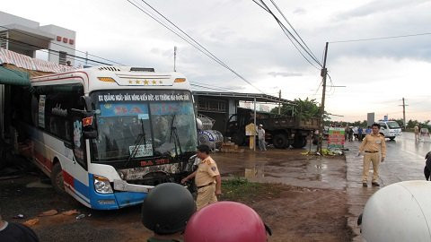 Vụ tai nạn giao thông nghiêm trọng đã xảy ra vào khoảng 16h chiều 11/8, trên quốc lộ 14, đoạn qua xã Đắk Lao, huyện Đắk Mil (Đắk Nông). Xe khách đang ôm cua thì phát hiện xe tải băng qua đường, tài xế buộc phải phanh gấp dẫn đến va chạm liên hoàn khiến nhiều người bị thương. Ảnh: Vietnamnet.