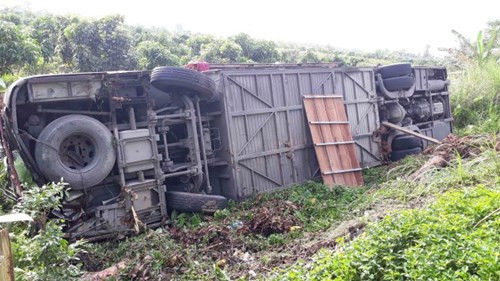 Khoảng 1h sáng 9/8, trên tuyến đường ĐT 848, đoạn qua xã Tân Khánh Đông, TP Sa Đéc (tỉnh Đồng Tháp) đã xảy ra một vụ va chạm giữa 2 xe khách làm 1 chiếc xe giường nằm chở 35 khách lật nhào xuống mương. Hàng chục hành khách trên xe thoát chết. Ảnh: Tuổi Trẻ.
