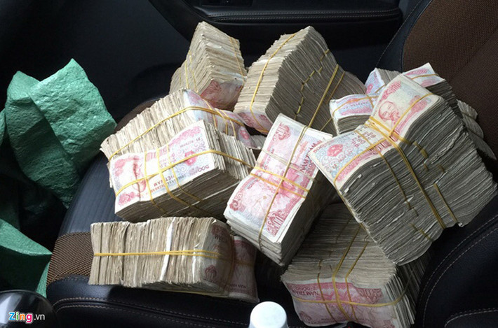 "Trạm dừng chân nào của khách đi xe đường xa là có thùng tiền lẻ đặt cạnh nhà vệ sinh. Khi nào thùng tiền đầy thì chủ quán cho nhân viên đếm rồi cột lại thành từng 'bó' 1.000 tờ, ai muốn đổi thì đổi", một tài xế nói.