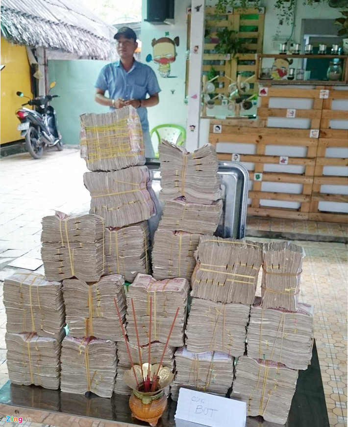 Theo anh Danh, số tiền lẻ này để phục vụ cho "bạn hữu đường xa" khi BOT Cai Lậy đóng trạm trở lại.