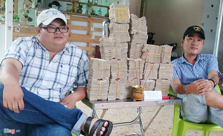 Anh Danh cho người canh giữ trên chục kg tiền lẻ và phía trước có đặt lư hương để tài xế ghé uống nước thắp nhang.
