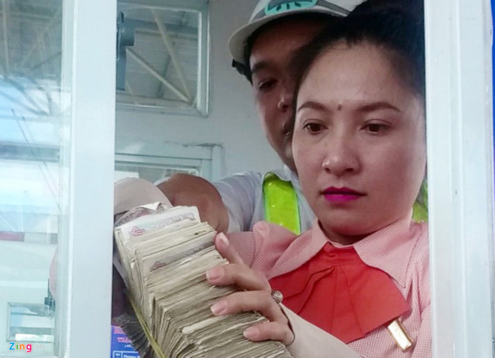 Chiều 14/8, anh Danh mang một "bó" tiền lẻ để mua vé qua trạm BOT Cai Lậy. Nữ nhân viên BOT Cai Lậy tỏ ra lúng túng trước cọc tiền nặng gần 1 kg.