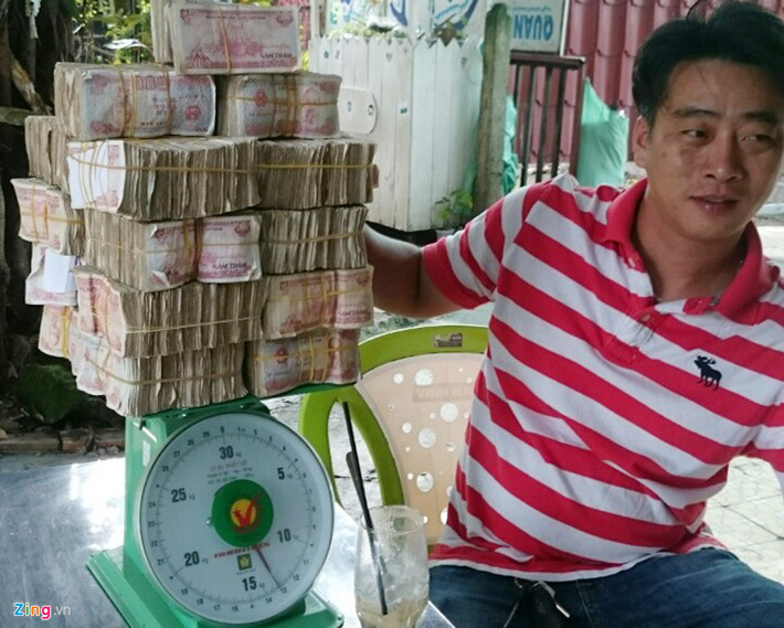 Sau khi mang tiền lẻ về Long An và đổi lại cho một số tài xế, anh Hữu Danh còn sở hữu 13 kg tiền lẻ.