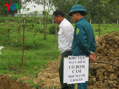 Cân nhắc việc cắm biển báo có bom mìn còn sót lại để ngăn cản mọi người không đến gần, không vào khu vực nguy hiểm. Ảnh minh họa (nguồn: VOV).