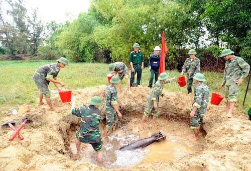 Khi tình cờ phát hiện có bom, mìn… trước hết, người dân nên nhanh chóng báo cho cơ quan chức năng địa phương, khu vực phát hiện vật liệu nổ. Lực lượng chức năng sẽ có người phụ trách việc xử lý, rà phá bom mìn với đủ kỹ năng, phương tiện cần thiết để xử lý tình huống an toàn. Ảnh minh họa (nguồn: PLĐS).
