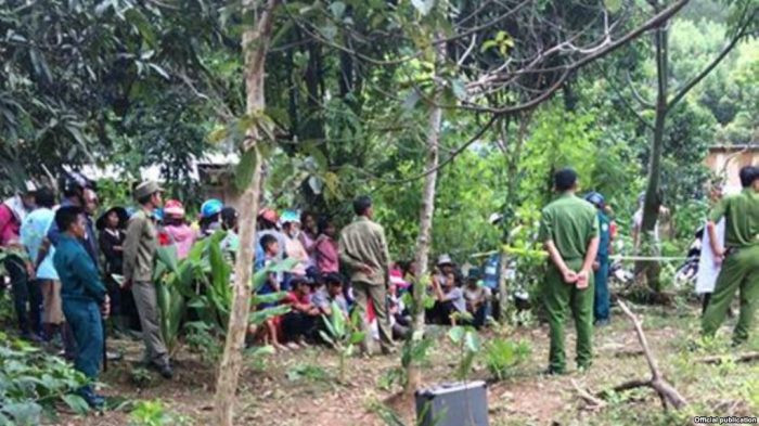 Đây không phải lần đầu, những vụ tai nạn chết người thương tâm xảy ra do người dân cưa vật liệu nổ để lấy thuốc súng, sắt vụn. Năm 2016, vụ nổ do cưa bom ở khu đô thị Văn Phú (Hà Đông) đã tước đi mạng sống của 4 người, nhiều người bị thương và hàng chục ngôi nhà bị ảnh hưởng vì sức công phá của vụ nổ. Ảnh hiện trường vụ nổ do cưa đạn pháo ở Khánh Hòa. Nguồn: Báo Khánh Hòa.