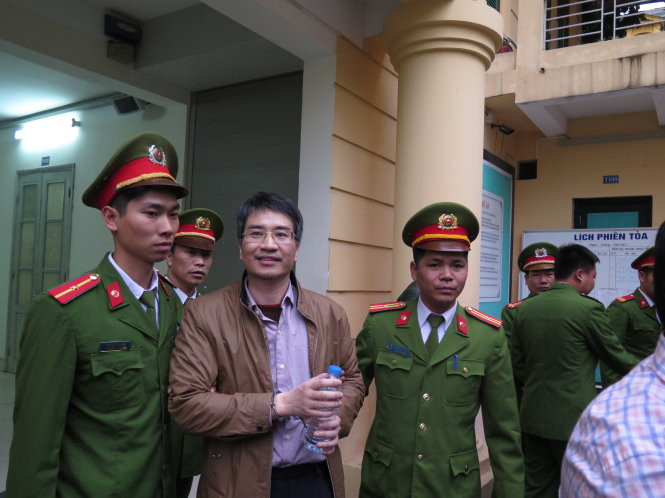 Ngày 21/1/2017, vụ án được đưa ra xét xử lần đầu, nhưng Tòa án Hà Nội quyết định hoãn do vắng mặt một số luật sư ủa bố con bị cáo Giang Kim Đạt. Ảnh: Hoàng Thân/Tuổi Trẻ.