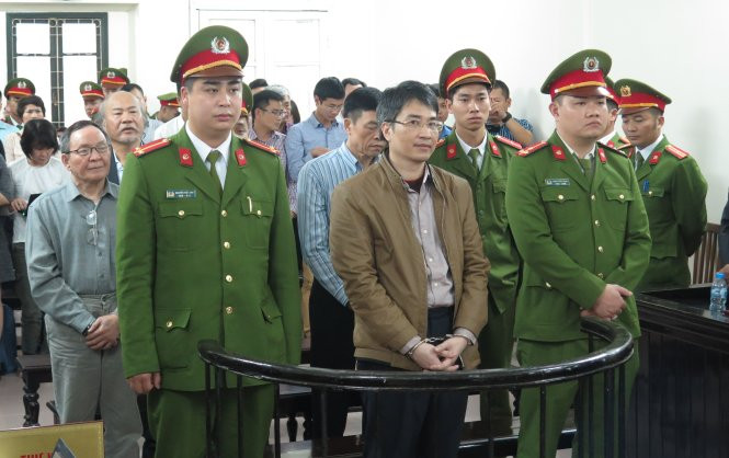 Theo cáo trạng, thông qua việc mua 3 con tàu, và cho thuê tàu, Giang Kim Đạt đã chiếm đoạt 260 tỷ đồng "hoa hồng" của Vinashinlines. Số tiền này, Đạt đưa cho ông Liêm 150.000 USD, còn lại chuyển vào 22 tài khoản của bố đẻ Giang Văn Hiển để mua 40 bất động sản, mua đi bán lại 13 chiếc ôtô. Ảnh: Tuổi Trẻ.