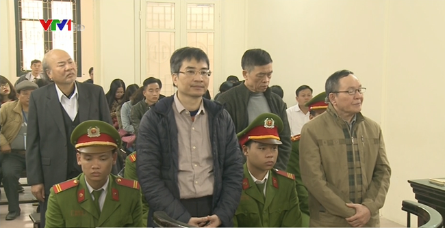 Cùng hầu tòa với bị cáo về tội tham ô có ông Trần Văn Liêm (cựu tổng giám đốc Vinashinlines), Trần Văn Khương (cựu kế toán Vinashinlines). Ông Giang Văn Hiển (bố đẻ Giang Kim Đạt) bị truy cứu trách nhiệm hình sự về tội Rửa tiền. Trong phần xét hỏi, tất cả bị cáo đều cho biết không đồng ý với cáo buộc của bản cáo trạng. Ảnh: VTV.