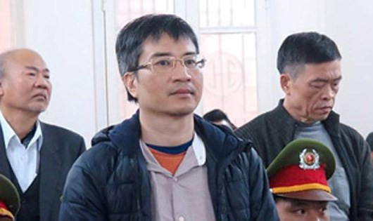 Sau nhiều ngày xét xử sơ thẩm, HĐXX đã tuyên án tử hình đối với bị cáo Trần Văn Liêm và Giang Kim Đạt. Xử phạt bị cáo Trần Văn Khương (nguyên kế toán trưởng Vinashinlines) mức án tù chung thân về tội Tham ô tài sản. Ảnh: Pháp luật Plus.