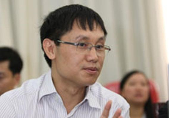Ông Nguyễn Mạnh Tiến sinh năm 1966, từng là thạc sĩ Quản trị kinh doanh, cử nhân Tài chính - kế toán, từng giữ chức Phó tổng giám đốc PVC đến tháng 9/2011, sau đó được điều chuyển lên làm Phó ban Tài chính kế toán Tập đoàn Dầu khí. Tháng 8/2015, ông Tiến được bổ nhiệm trở lại làm Phó tổng giám đốc PVC cho đến khi bị khởi tố.