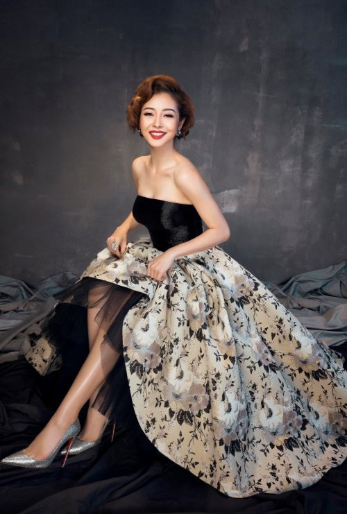 Hoa hậu Châu Á tại Mỹ năm 2005 Jennifer Phạm rất biết cách thu hút sự chú ý với những trang phục gợi cảm, thậm chí táo bạo khoe trọn đường cong tuyệt mỹ, gợi cảm cùng khuôn mặt khả ái khiến nhiều người ghen tị.