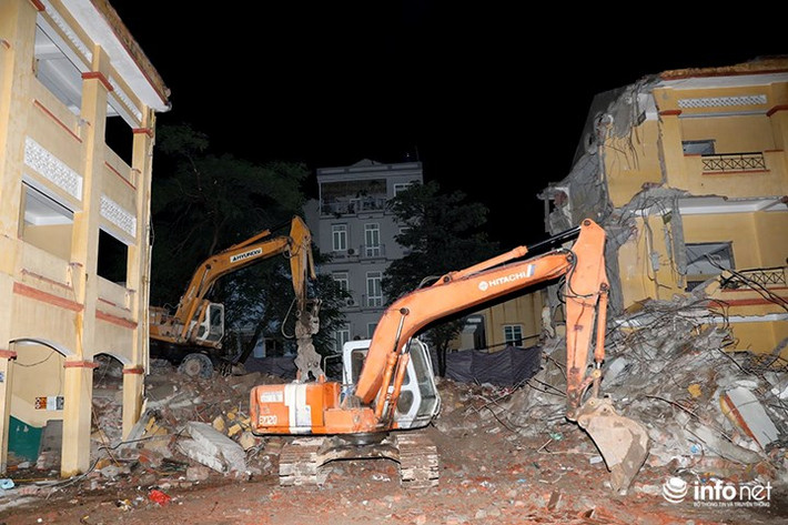 Khoảng 22h đêm 23/8, trong lúc công nhân đang thi công phá dỡ trường tiểu học Đồng Tâm (phường Đồng Tâm, quận Hai Bà Trưng, Hà Nội) thì một bức tường lớn ở tầng 3 của trường bất ngờ đổ sập xuống đường (ngõ 128C Đại La). Ảnh: Infonet.