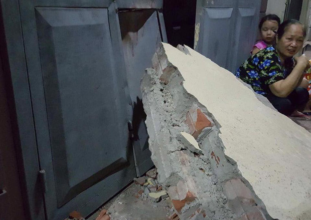 May mắn vào thời điểm xảy ra sự cố sập tường, có một số người dân đi lại trên đường nhưng không ai bị thương. Ảnh: Thời đại.
