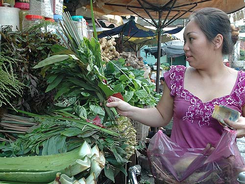 Mua lá xông, tắm gội sẽ đắt hơn nếu khách chọn ngày 30 Tết để mua, tuy nhiên, có thể giảm thiểu chi phí nếu người mua chọn thời điểm trước đó 1-2 ngày. Các loại lá mùi, xả, gừng... có thể giữ tươi được khá lâu, ngoài ra, người mua có thể mua các loại lá xông được đóng gói sẵn, trước Tết 1 tuần. Ảnh: Internet.