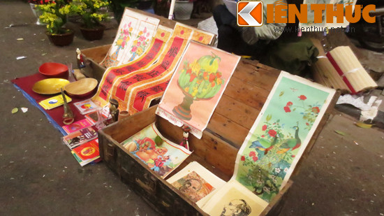 Đến đây, người mua có thể bắt gặp những bức tranh trang trí độc đáo, gợi nhớ về không khí Tết của một thời đã qua.