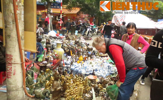 Không khí tập nập, khung cảnh đầy màu sắc cùng sự thân thiện của những người bán hàng tại đây đã khiến nhiều người nước ngoài thích thú và chọn mua những món đồ lạ mắt.