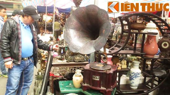 Khách hàng có thể chọn được bình gốm giả cổ, đồng hồ, máy hát... với giá từ 100.000 đồng đến trên 1 triệu đồng.