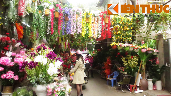 Các hàng hoa ngập tràn màu sắc lại nhanh chóng được khách hàng nữ quan tâm. Hàng Lược vốn được mệnh danh là "thiên đường" hoa với đủ loại và mức giá từ bình dân đến cao cấp.