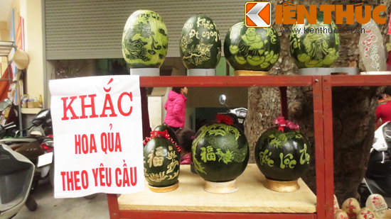 Ngoài ra, các dịch vụ khác như khắc hoa quả, có giá trung bình từ 200.000 - 350.000 một trái dưa hấu được khắc hình cầu kỳ, đẹp mắt.