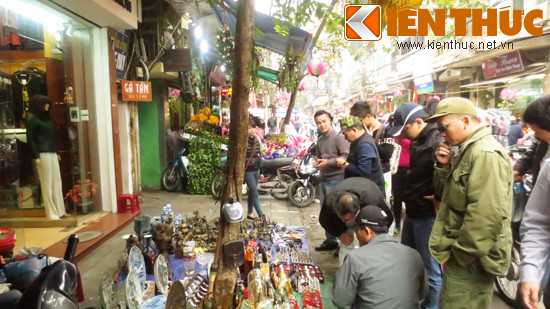 Bên cạnh đó, không khí mua sắm của người dân khi đến hàng Lược cũng vô cùng sôi động. Gian hàng đồ cổ và đồ thủ công mỹ nghệ bao giờ cũng thu hút nhiều khách hàng nam giới.
