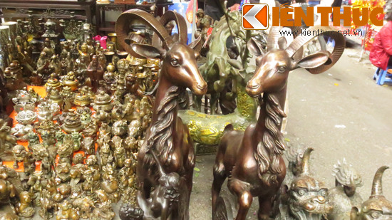 Bộ tượng đồng tạo hình đôi dê khá tinh xảo, cầu kỳ đã thu hút nhiều sự quan tâm của người mua sắm. Đôi dê đồng được rao bán 50 triệu đồng.