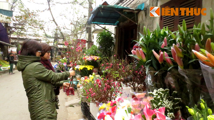 Một vài ngày gần đây, người dân Hà Nội đã rất tất bật chuẩn bị đón rằm tháng Chạp - ngày rằm cuối cùng của năm cũ Giáp Ngọ. Thị trường đồ lễ rằm tháng Chạp năm 2014 vì thế cũng rất sôi động với loạt đồ cúng lễ đa dạng, mang hơi hướng Tết.