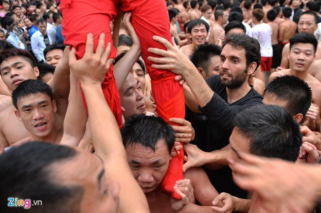 Một người bạn của Daniel cũng chen chân công kênh một Quan đám trên tay cùng các thanh niên làng.