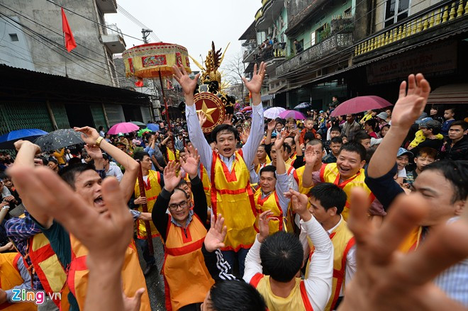 Người trưởng nhóm dẫn đoàn hô to "Mừng tràng (quả) nhất (nhị)", tất cả đoàn dẫn đồng thanh vỗ tay nhảy lên hô vang để thành những tràng pháo tay lớn.