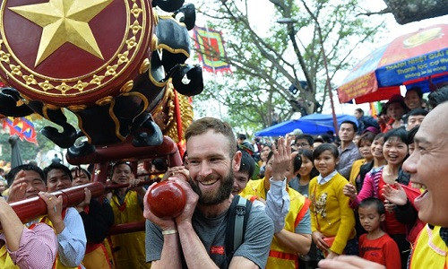 Đặc biệt, năm nay có một sự đặc cách dành cho du khách, được rước tượng trưng quả pháo rồng khổng lồ của làng. Người có vinh dự này là anh Daniel Toohey (31 tuổi, người Australia).