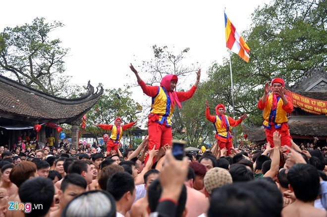 Rước Quan đám là nghi lễ cuối cùng, giống như việc tôn sùng 4 người đàn ông được phong quan đỏ. Người được chọn vào vị trí này phải 51 tuổi, có uy tín trong làng, đức độ, gia đình êm ấm, không chịu cảnh tang gia hay vận đen đủi trong làng.