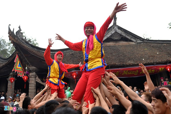 Ai cũng muốn đưa Quan đám (chít khăn đóng giả gái mua vui cho mọi người) ra tới sân đình đầu tiên. Đây là lúc lễ hội vui nhất và náo nhiệt nhất. Điều quan trọng nhất là phải giữ được quan đám đứng trên cao và không được phép để ngã. Quan đám nào được giữ đứng lâu nhất là người chiến thắng. Trong khi đó người đi hội thì cố gắng sờ tay vào Quan đám lấy may.