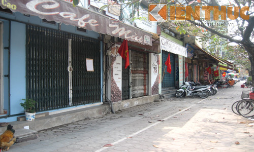 Mùng 7 Tết, dãy cafe trên đường Văn Cao (Ba Đình - Hà Nội) hoàn toàn im ắng. Cô Minh (một người dân sống gần đây) cho biết: "Thường thì mùng 4 hằng năm đã nhộn nhịp nhưng năm nay lại muộn hơn vì có người chọn ngày đẹp hoặc do tận 30 Tết mới ngừng bán hàng, nên tranh thủ nghỉ thêm 1, 2 ngày nữa đi lễ chùa, cầu may năm mới".