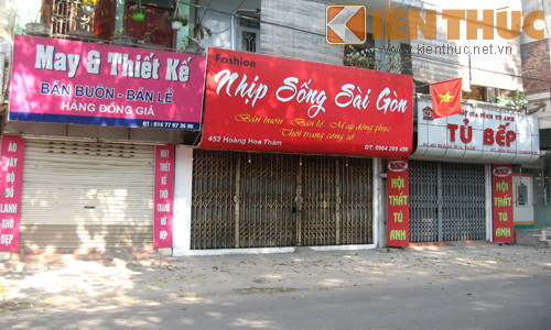 Tình trạng cửa đóng, then cài của nhiều cửa hàng kinh doanh cũng tái diễn trên các tuyến phố khác sau kỳ nghỉ Tết Nguyên đán. Ảnh chụp trên đường Hoàng Hoa Thám (Ba Đình - Hà Nội) sáng 25/2.