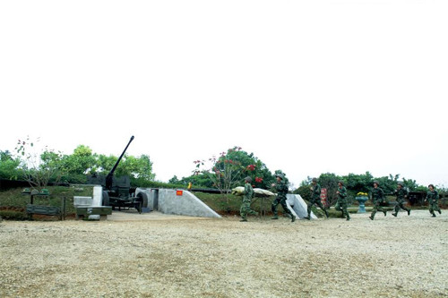 Một mùa Xuân mới đang về với mọi người, mọi nhà. Để Tổ quốc không bị bất ngờ trước mọi tình huống, những ngày Tết Ất Mùi, mặc cho mưa rét, cán bộ, chiến sĩ Lữ đoàn Phòng không 241 (Quân đoàn 1) thường xuyên duy trì nghiêm các chế độ trực ban, trực chiến và luyện tập các phương án chiến đấu tại chỗ. Hình ảnh báo động chuyển trạng thái sẵn sàng chiến đấu.