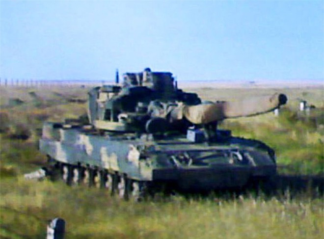 Một hình ảnh khác về siêu tăng T-95 đang thử nghiệm ở một địa điểm không xác định. Trước đó, RIA Novosti dẫn nguồn tin Bộ Quốc phòng Nga cho biết, siêu tăng Dự án Armata sẽ tham gia lễ diễu binh kỷ niệm ngày chiến thắng trong cuộc chiến tranh Vệ quốc vĩ đại vào tháng 5 tới.